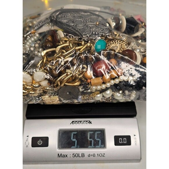 5.5+ lbs Huge Lot Costume Jewelry VTG Now Junk Art Craft & Wear Resell Mix In - Picture 7 of 8